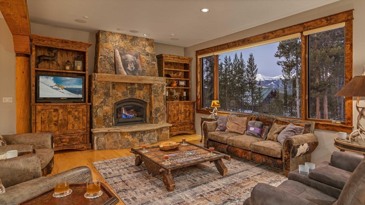 Alpenglow Peaks Lodge