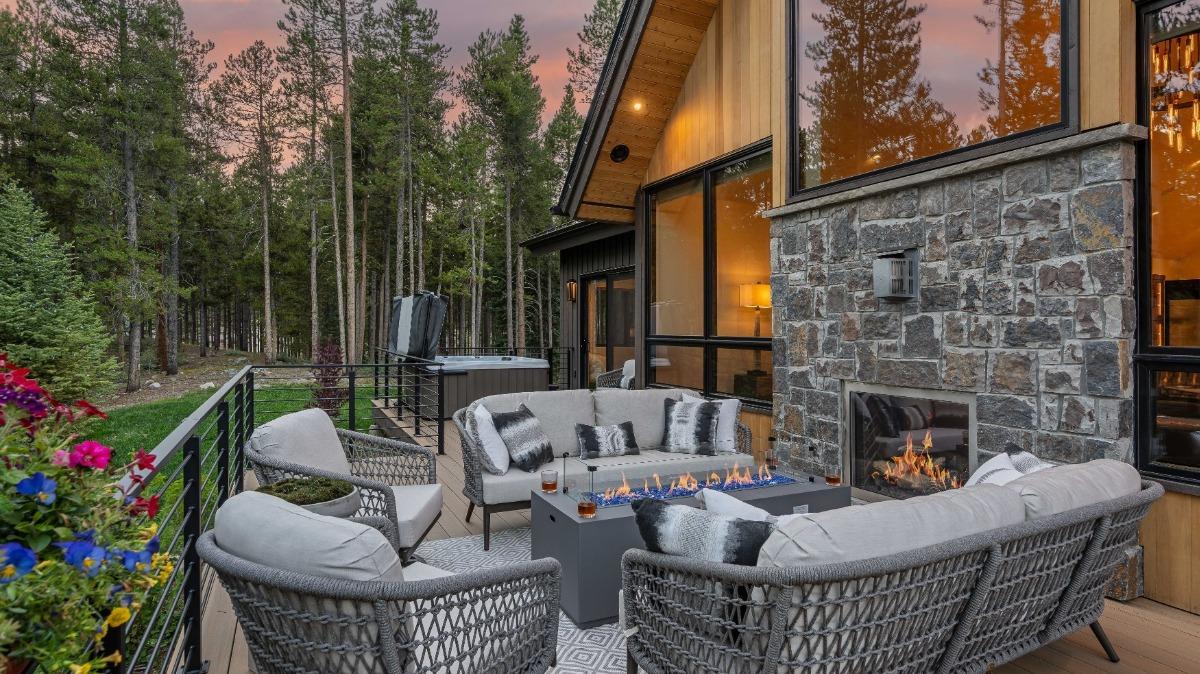 Trailblazer Lodge Front Deck