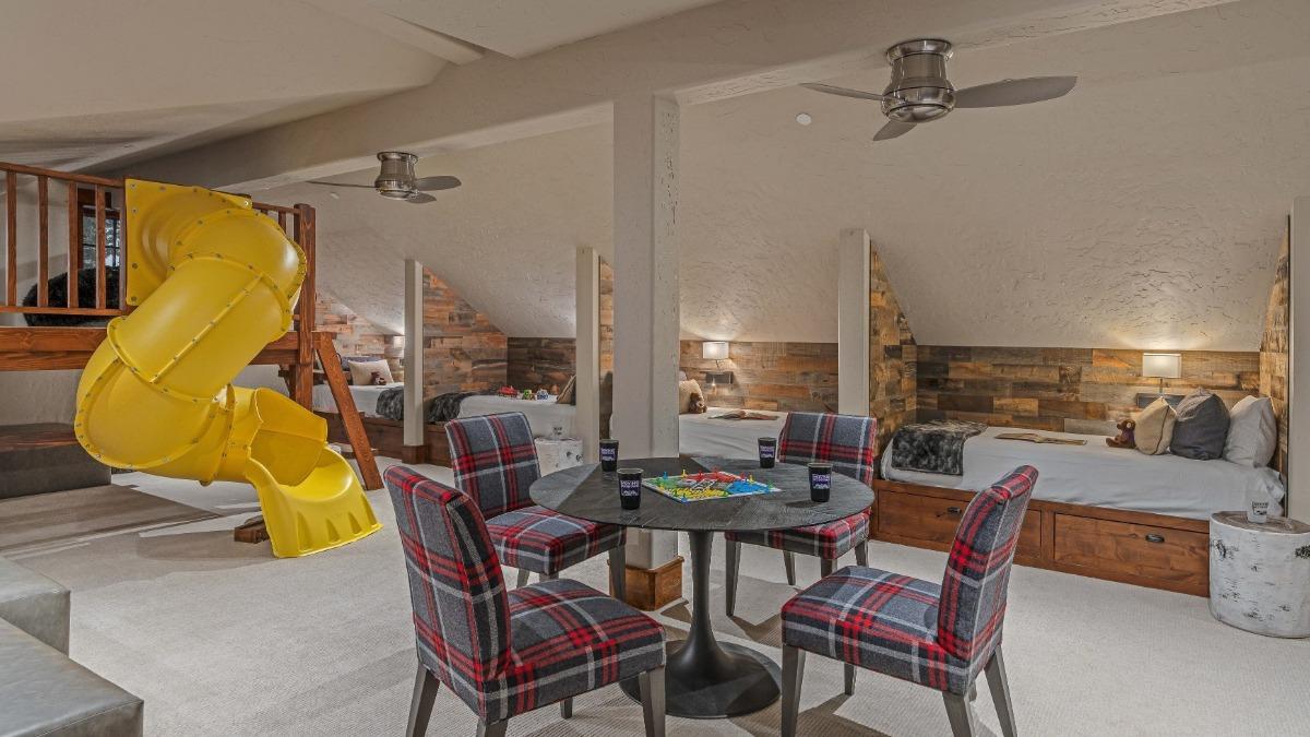 Alpine Grandeur kids bedroom with two full beds and five twin beds