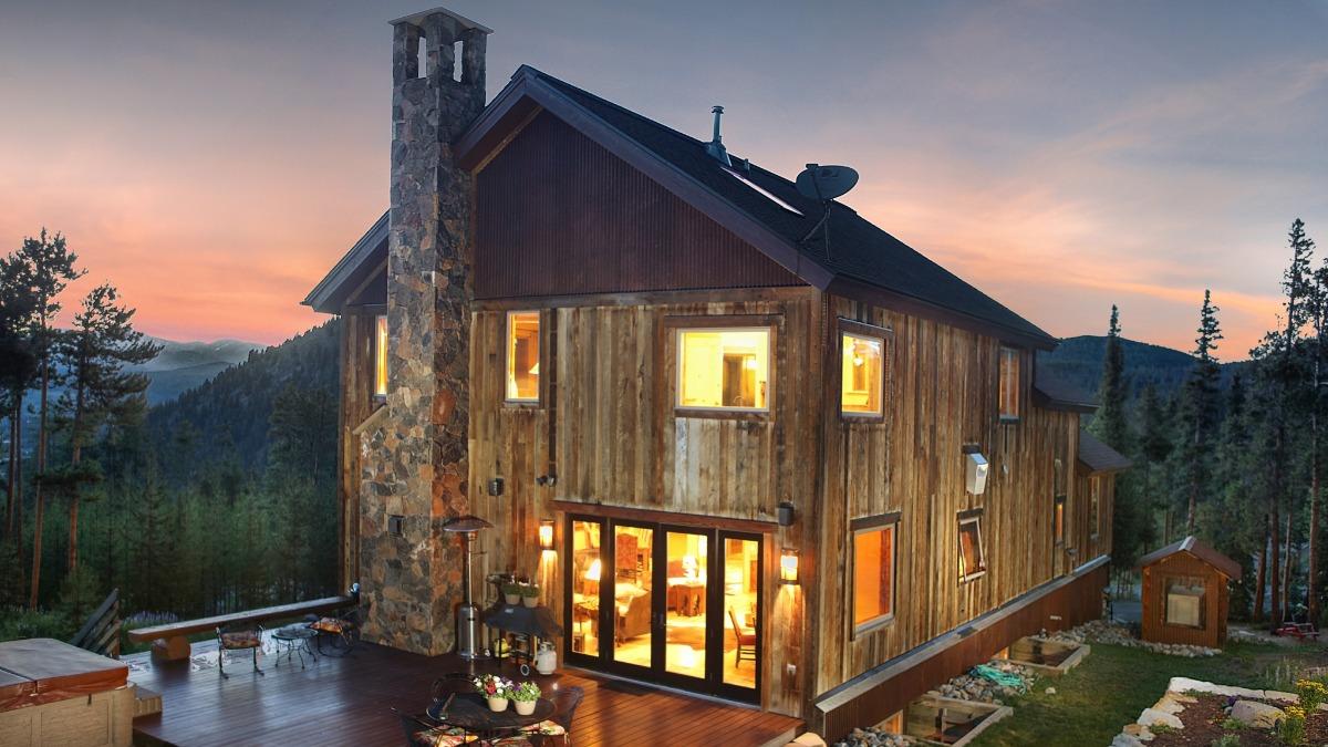 Alpenglow Peaks Lodge
