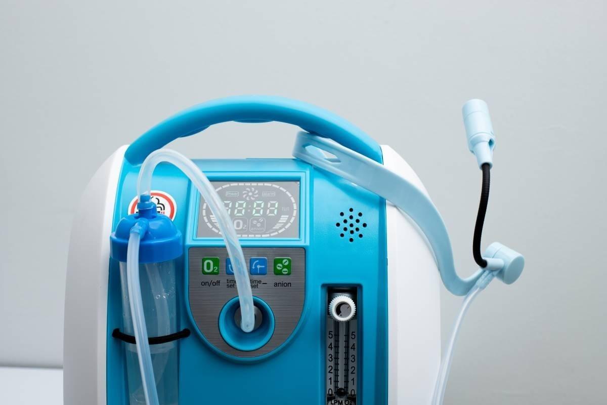 Portable oxygen tank with pressure gauge