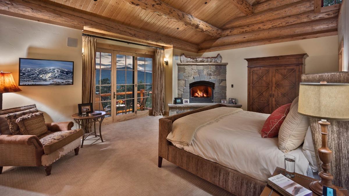 Panorama Grande bunk room with two full over full bunk beds