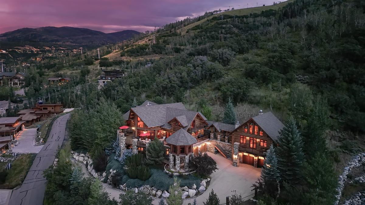 See Me Lodge winter exterior