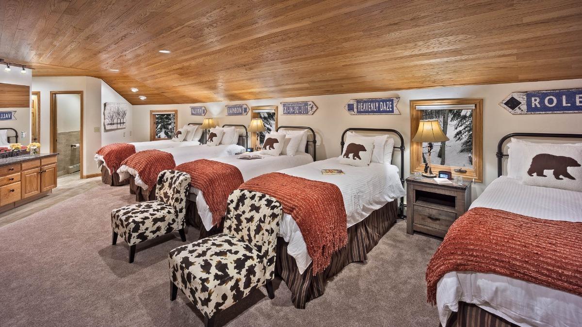 Trails Edge Lodge kids dorm room with five twin beds
